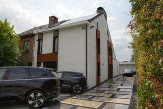 Zeer recent gerenoveerde woning in uitstekende staat met directe toegang tot uitvalswegen naar Brussel, Gent en Antwerpen.<br /><br />Op een totale oppervlakte van meer dan 900m² ligt een prachtig aangelegde tuin met vijverpartijen in cortenstaal, een vernieuwde oprit met ruime parking en een woning met verbonden woonruimte.(50m²)(uitbreiding hoofdgebouw, dus hetzelfde huisnummer). Gelijkvloers 123m²,1ste verdieping 77m² en 2de verdieping 63m². Wat een totaal geeft aan meer dan 300m² bewoonbare oppervlakte. <br /><br />De woning is dit jaar volledig opnieuw gekaleid en afgewerkt met cortenstaal. De voordeur en schuiframen voor-en achteraan (incl. inbraak werende extra folie) werden zeer recent vervangen door hoog rendement glas.<br /><br />De EPC waarde B wordt oa bekomen met vernieuwde extra isolatie, in 2022 (nog in garantie) geplaatste 24 hoog rendement zonnepanelen, incl. omvormer en een 10KW batterij, een hoog rendement condensatieketel op gas en 2 groendaken.<br /><br />De volledige woning heeft hoge afwerkingsgraad op maat, beschikt over inbraak- en brandalarm en is vooraan voorzien van camerabewaking. Er is ook een droge kruipkelder aanwezig.<br /><br />De woning werd gebouwd in 1979 maar werd verbouwd in 2004,2006, 2012, 2022, 2023, 2024 en 2026 en wordt verkocht wegens verhuis naar het buitenland (omwille van gezondheid). Alle verbouwingen zijn vergund. De woning heeft een septische tank en is gekoppeld aan de riolering.<br /><br />