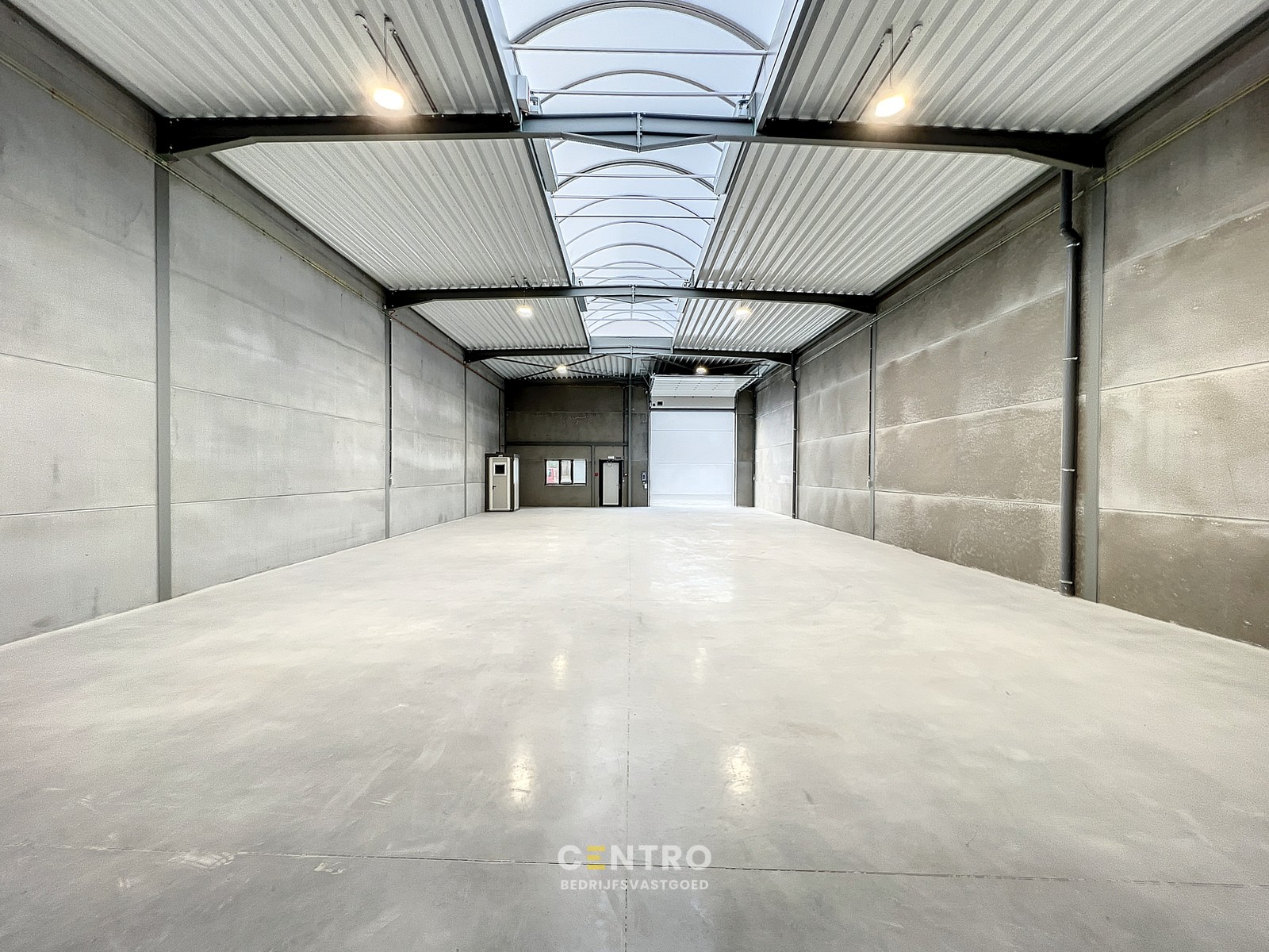 NB MAGAZIJN (312m2), voorzien van sectionaalpoort, deur, raam (voor kantoor) en 2 private parkeerplaatsen op industriezone te Waregem. - photo 4