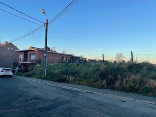 De knappe bouwgrond van 17,45 meter breed en ongeveer 85 meter diep is ideaal gelegen te Attenhoven, op een boogscheut van het centrum en station...
