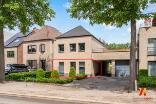 Dit <strong>instapklare gelijkvloerse appartement</strong> biedt een comfortabele indeling met een praktische leefruimte en een uitstekende ligging op wandelafstand van openbaar vervoer (<500 m). Ideaal voor alleenstaanden, koppels of als investering.<br /><strong>Indeling</strong>
<ul>
<li><span><strong>Lichtrijke zithoek</strong> met directe verbinding naar de keuken</span></li>
<li><span><strong>Open keuken met eethoek</strong>, functioneel ingericht</span></li>
<li><span><strong>1 ruime slaapkamer</strong></span></li>
<li><span><strong>Wasplaats/berging</strong> met aansluitingen</span></li>
<li><span><strong>Gelijkvloerse toegang</strong>, dus volledig drempelvrij</span></li>
<li><span><strong>Privatieve kelderberging</strong>, ideaal voor extra opslag</span></li>
</ul>
<strong>Troeven</strong>
<ul>
<li><span>Rustige ligging in een verzorgde residentie</span></li>
<li><span>Openbaar vervoer op minder dan 500 meter</span></li>
<li><span>Gelijkvloers wonen</span></li>
<li><span>Kelderberging inbegrepen</span></li>
<li><span>Perfect als starterswoning of investering</span></li>
<li><span>Pand is momenteel verhuurd (stabiel rendement)</span></li>
</ul>
<strong>Contact</strong>
<ul>
<li><span>Voor meer informatie of een bezoek: </span><strong>Giovanni Maessen +32 477 57 00 41</strong></li>
</ul>
<ul>
<li><span>Of email<strong> admin@verkoopanders.be</strong></span></li>
</ul>
<br /><strong><em><span>VerkoopAnders is geen makelaar. VerkoopAnders adviseert de eigenaar zijn woning ZELF te verkopen en ondersteunt deze hierbij met een uitgebreid gamma aan diensten en professioneel advies. Hierdoor besparen zowel de eigenaar als de koper duizenden euro's en staat dit pand scherp geprijsd.</span></em></strong><br />