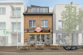 Op het marktplein van Ternat bevindt zich dit veelzijdige handelsgelijkvloers, momenteel ingericht en uitgebaat als frituur (ook ideaal als kebabzaak of andere horeca-aangelegenheid door het schaarse aanbod in Ternat en ruime omgeving). Dankzij de centrale ligging, grote gratis parking, de goede zichtbaarheid en nabijheid van winkels, scholen en openbaar vervoer is dit pand bijzonder interessant voor wie een commerciële activiteit wil combineren met een woongelegenheid.<br /><br />Het handelsgedeelte werd de voorbije jaren vernieuwd en is volledig up-to-date. De frituur is volledig uitgerust en beschikt over een ruime commerciële oppervlakte en de nodige voorzieningen om meteen professioneel aan de slag te gaan. Naast de handelsruimte zijn er ook een berging, werkruimte, koelcel, diepvries, stookruimte, hal en twee toiletten aanwezig. Achteraan bevindt zich bovendien een terras voor klanten, wat een extra troef vormt voor horeca-activiteiten.<br /><br />Daarnaast is er een kelder aanwezig, ideaal als extra opslagruimte. Boven het handelsgelijkvloers bevindt zich een duplexappartement met leefruimte, keuken, 2 badkamers en 6 slaapkamers. Dit biedt verschillende mogelijkheden, zoals eigen bewoning of ondersteuning van de handelsactiviteit.<br /><br />Het pand combineert een interessante handelsligging met praktische ruimtes, recente vernieuwingen en extra woonpotentieel. Een mooie opportuniteit voor ondernemers die op zoek zijn naar een instapklare commerciële locatie met volledig uitgeruste frituur.<br /><br />Het handelsfonds van € 10.000 dient verplicht overgenomen te worden. Voor meer details gelieve contact op te nemen.<br /><br />Bestuursmaatregelen in het maatregelenregister: nee