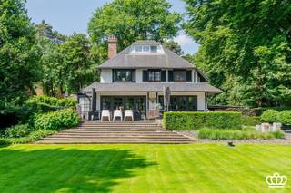 Gelegen aan een van de mooiste lanen van Essen-Heikant, een mooie villa met authentieke uitstraling, met grote leefruimte, 4 slaapkamers,...