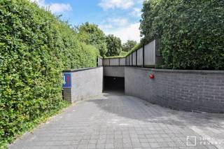 <p><span>Ce garage est située dans l'avenue Elizabetlaan 62 à Knokke. <br />Le box se trouve au -2, et est facilement accessible.<br /></span><br /><span>Dimensions du garage fermé: </span><br /><span>Hauteur max: 2m </span><br /><span>Longueur: 5m20</span><br /><span>Largeur: 2m95</span><br /><br /><span>Le garage est toute de suite disponible! <br />Contactez-nous pour plus d'informations au +32 (0)50 66 20 20 ou à l'adresse info@immofevery.be</span></p>