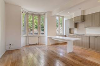 Vous recherchez une maison dans un emplacement central à Courtrai ? Alors vous êtes au bon endroit sur la place du Dam. Cette maison dispose de...