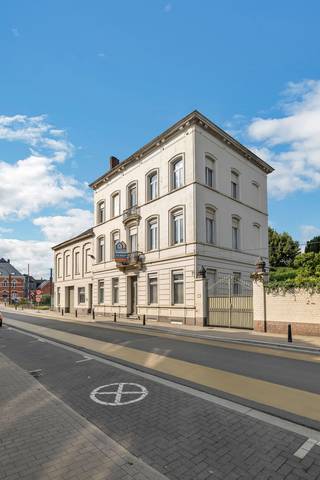 <p>Voor meer info of een bezoek, bel 054 69 39 31 - Op een toplocatie in Ninove bevindt zich deze <strong>ruime herenwoning</strong> met tal van mogelijkheden. De woning, daterend uit de tweede helft van de 19de eeuw, is gelegen op een <strong>perceel van 720 m²</strong>. Mits renovatie kan het pand worden omgevormd tot een eigentijdse <strong>woon- of werkruimte die voldoet aan de huidige normen</strong>. Met een bruikbare <strong>vloeroppervlakte van maar liefst 800 m² </strong>biedt deze eigendom uitzonderlijk veel potentieel. Daarnaast beschikt de woning over een gezellige stadstuin, een ruime kelder en een bijgebouw met t<strong>wee grote garages</strong>. Dankzij de royale oppervlakte is dit pand uitermate geschikt voor investeerders, projectontwikkelaars of mensen die wonen en werken willen combineren, zoals een handelszaak of een vrij beroep.</p>