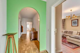 Bij het betreden van de woning komt u in een verzorgde inkomhal die meteen de praktische indeling van het huis benadrukt.Aan de linkerzijde bevindt...