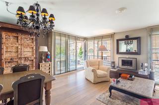 <p><span>IN OPTIE - Mooi hoek appartement met twee terrassen!</span></p><p><span>Dit zonnige, praktische appartement is gelegen op wandelafstand van het aangename 'Park Spoor Noord'. Winkels en openbaar vervoer in de directe nabijheid. </span></p><p><span>Indeling: Via de veiligheidsdeur komt men in de inkomhal van het appartement, aan de straatzijde is er een ruime leefruimte met grote raampartij welke tevens toegang geeft aan het hoek terras +/-8,5m². De open keuken is voorzien van een koel- en vrieskast, vaatwasser, oven, keramische kookplaat en dampkap.</span></p><p><span>Wasmachine en droogkast kunnen geplaatst worden in de berging. Afzonderlijk toilet met handenwasser. De twee slaapkamers (12,50m² - 7,5m²) bevinden zich aan de achterzijde van het gebouw waar tevens een tweede terras +/- 9.6m² gelegen is. Het terras aan de achterzijde is bereikbaar vanuit beide slaapkamers.</span></p><p><span>Ondergrondse autostaanplaats bij aan te kopen aan €25.000,00. Foto's zonder meubelen gegenereerd met AI</span></p><p><span> </span></p><p><span> </span></p>
