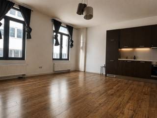 Surf naar www.abricasa.be en plan jouw verhuurafspraak in samen met onze digitale assistente Alice!Charmante studio op centrale ligging vlakbij het Eilandje! Dit appartement bevindt zich op de 3 de verdieping en bestaat uit een leefruimte met volledig ingerichte keuken en een badkamer met douche, toilet en lavabo.Er is ook een wasmachine en droogkast aanwezig. - NIET GEMEUBELD- Maandelijkse kosten: 140,- euro en bevatten: provisie gas, water en elektriciteit + minuterie gemeenschappelijke delen- Huurwaarborg: 1.830,- euro (3 maanden huur)- Beschikbaar: 01/06/2026- Type contract: Bepaalde duur (1 jaar) (verlengbaar)- EPC: 210 kWh/m² UC: 20220207-0002541179-RES-1Wens je jouw huis, appartement, bouwgrond of opbrengsteigendom te verkopen? Op zoek naar een vastgoedmakelaar voor de verhuur of het beheer van jouw eigendom(men)? Leer ons kennen! Abricasa staat voor een persoonlijke vastgoedbegeleiding van A tot Z! Bel ons voor een vrijblijvende afspraak op 03 259 04 04 of spring binnen op ons kantoor te Kasteelstraat 58 - 2000 Antwerpen! Je bent van harte welkom!