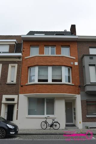 * Volledig gerenoveerd gelijkvloers appartement met 2 slaapkamers en tuin<br />* Gelegen in het centrum van Kortrijk<br />* Geen huisdieren<br />* Zonnige tuin (115 m²) - kelder (45 m²) - gezamenlijke fietsberging<br />* Indeling appartement : inkomhal - badkamer - apart toilet - living met open keuken - 2 slaapkamers - wasruimte<br />* EPC 243 kWh/m²jaar - LABEL C -  (UC 3024118)<br />* €875/maand (inc. syndic)<br />* Beschikbaar : vanaf 17 augustus 2026<br /> 