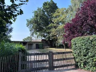 Charmante vrijstaande woning met achterliggend weiland, op een verrassend vlot bereikbare ligging nabij het centrum van Meulebeke<br /><br />Op zoek naar een woning waar u kan genieten van een landelijk gevoel, zonder in te boeten aan bereikbaarheid? Deze gezellige vrijstaande woning combineert het beste van twee werelden: ruimte en groen, en toch op korte afstand van het centrum van Meulebeke.<br /><br />De woning wordt omgeven door een aangename tuin en beschikt bovendien over een achterliggend weiland, wat het landelijke karakter extra in de verf zet en tal van mogelijkheden biedt voor wie houdt van buitenruimte en natuur.<br /><br />HUIDIGE INDELING:<br /><br />GELIJKVLOERS:<br />Inkomhall met gastentoilet en vestiaire. Gezellige leefruimte met zithoek en eetplaats die uitkijkt op de tuin. Functionele keuken met ontbijthoek, voorzien van kasten, dampkap, dubbele spoelbak, keramische kookplaat, oven en koelkast. Aansluitend bevinden zich een wasplaats en praktische berging.<br /><br />VERDIEPING:<br />Nachthall, drie volwaardige slaapkamers en een ingerichte badkamer met toilet, douche in ligbad en dubbele lavabo.<br /><br />ZOLDERVERDIEPING:<br />Ingerichte zolderkamer die perfect kan dienen als extra slaapkamer, hobbyruimte of bureau.<br /><br />BUITENRUIMTE:<br />Parkeren kan vlot naast de woning. De ruime tuin vormt samen met het achterliggende weiland een bijzonder aangenaam geheel. Daarnaast is er een grote tuinberging met carport aanwezig.<br /><br />De woning beschikt over een comfortabel EPC-label C en is uitgerust met zonnepanelen, wat bijdraagt aan een energiezuinig en hedendaags wooncomfort.<br /><br />NIEUWSGIERIG? We hebben een bezoekmoment vrijdag 17 april tussen 16 en 18 uur; bezoeken kan na voorafgaandelijke inschrijving.