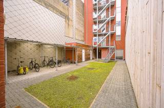 Pal in hart van Oostende, op centrale ligging nabij shopping, openbaar vervoer en strand vinden we dit lichtrijk duplexappartement terug. Dit uniek gelegen pareltje omvat een knusse inkomhal met gastentoilet en praktische wasruimte, lichtrijke woonkamer met open keuken en aansluitend badkamer met douche en lavabo.<br />De bovenverdieping omvat een ruime slaapkamer en doorloopkamer die perfect kan dienen als bureau of tweede slaapkamer.<br /><br />De absolute troef van dit appartement zijn de twee ruime zonneterrassen (25 m² en 35 m²) waardoor je langs beide zijden van het appartement kan genieten van een prachtig open zicht over Oostende.<br />Op de gelijkvloerse verdieping bevinden zich nog een gemeenschappelijke keuken, tuin, fietsenberging en afvalberging.<br /><br />Momenteel is dit appartement verhuurd op lange termijn, waardoor dit de ideale investering is !<br />Bovendien wordt dit appartement aangeboden onder erfpacht, wat de instapdrempel voor kopers financieel interessanter maakt.<br /><br />Zie jij jezelf als eigenaar van deze knappe investering? Aarzel dan niet om een afspraak te maken via michiel@vastgoedvanhoye.be of telefonisch via 0495 81 93 33.