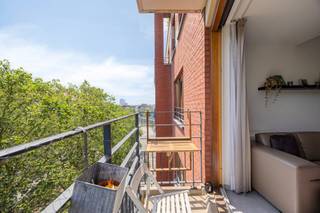 Op zoek naar de perfecte vastgoedinvestering of uw eigen stadsoase in Brussel? Ontdek dit lichtrijke 1-kamer appartement aan de Diksmuidelaan 2. Gelegen op een absolute toplocatie, op wandelafstand van de bruisende Sint-Katelijne wijk.<br /><br />Leven in een Boomhut aan het Kanaal<br />Dit instapklare appartement bevindt zich op de vijfde verdieping. Zodra u in het salon zit, ervaart u een uniek "boomhut"-gevoel midden in de stad, met een prachtig uitzicht op het water!<br /><br />De doordachte indeling omvat:<br /><br />Inkomhal die u verwelkomt in de woning.<br /><br />Ruime leefruimte met keuken, badend in het licht en met directe toegang tot het schitterende terras met kanaalzicht.<br /><br />Grote, aparte slaapkamer voor optimale privacy en rust.<br /><br />Badkamer voorzien van een comfortabel bad/douche.<br /><br />Ideale Investering of Eigen Woonst<br />Het gebouw is voorzien van uitstekende faciliteiten, waaronder een indrukwekkend grote fietsenberging en een handig gemeenschappelijk wassalon.<br /><br />Dit pand is maar liefst tien jaar onophoudelijk verhuurd geweest. Dit bewijst dat het een uiterst veilige en rendabele investering is, al is het evengoed de perfecte uitvalsbasis om er zelf te wonen. De huidige huurder verlaat het appartement, waardoor het binnenkort volledig vrij en beschikbaar is.<br /><br />Mis deze zeldzame kans op een appartement met kanaalzicht niet. Neem vandaag nog contact op voor een bezoek!<br /><br />Vaïk Géczy<br />+32 456 72 15 89 <br />vaik.geczy@dewaele.com