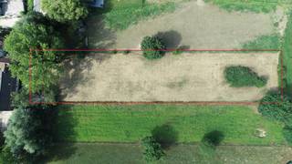 Aan de rand van Asse, in het landelijke Asbeek, vind je deze omheinde weide met een oppervlakte van 31a. De straatbreedte bedraagt 29m en een...