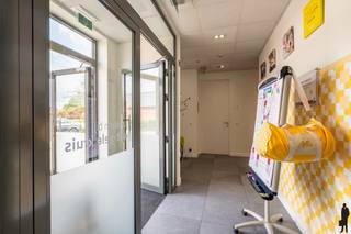 <p><strong>Achterliggende handelsruimte te koop in Rijkevorsel</strong></p>
<p>Bent u op zoek naar een ruim en <strong>veelzijdig handelspand</strong> op een vlot bereikbare locatie in Rijkevorsel? Dit achterliggend commercieel pand biedt <strong>tal van mogelijkheden</strong> voor detailhandel, dienstverlening, kantooractiviteiten, praktijkruimte, showroom of andere commerciële doeleinden.</p>
<p>Met een totale bruikbare oppervlakte van ongeveer <strong>245 m²</strong> beschikt het pand over een <strong>grote polyvalente ruimte van ca.</strong> <strong>48 m²</strong> die perfect kan dienen als winkelruimte, showroom of ontvangstruimte. Daarnaast zijn er verschillende afzonderlijke kantoren en multifunctionele ruimtes aanwezig, waardoor het gebouw flexibel kan worden ingericht volgens uw activiteiten.</p>
<p>De indeling omvat onder meer:</p>
<ul>
<li>Ruime polyvalente ruimte</li>
<li>Afzonderlijke kantoorruimtes</li>
<li>Keuken met eet- of pauzemogelijkheid</li>
<li>Extra kamer/bureauruimte</li>
<li>Diverse bergingen/opslagruimtes</li>
<li>Sanitaire voorzieningen</li>
<li>Centrale inkom</li>
</ul>
<p>Een absolute troef van dit pand zijn de <strong>25 privatieve parkeerplaatsen</strong>, wat zorgt voor een uitstekende bereikbaarheid en voldoende parkeergelegenheid voor klanten, bezoekers en personeel.</p>
<p>Het pand geniet van een <strong>goede bereikbaarheid</strong> en een strategische locatie voor <strong>uiteenlopende commerciële activiteiten</strong>. De combinatie van ruime parkeermogelijkheden, flexibele indeling en diverse gebruiksmogelijkheden maakt dit pand bijzonder interessant voor ondernemers en investeerders.</p>
<p>Interesse in dit veelzijdige handelspand? Contacteer ons voor meer informatie of een bezichtiging ter plaatse.</p>
<p></p>