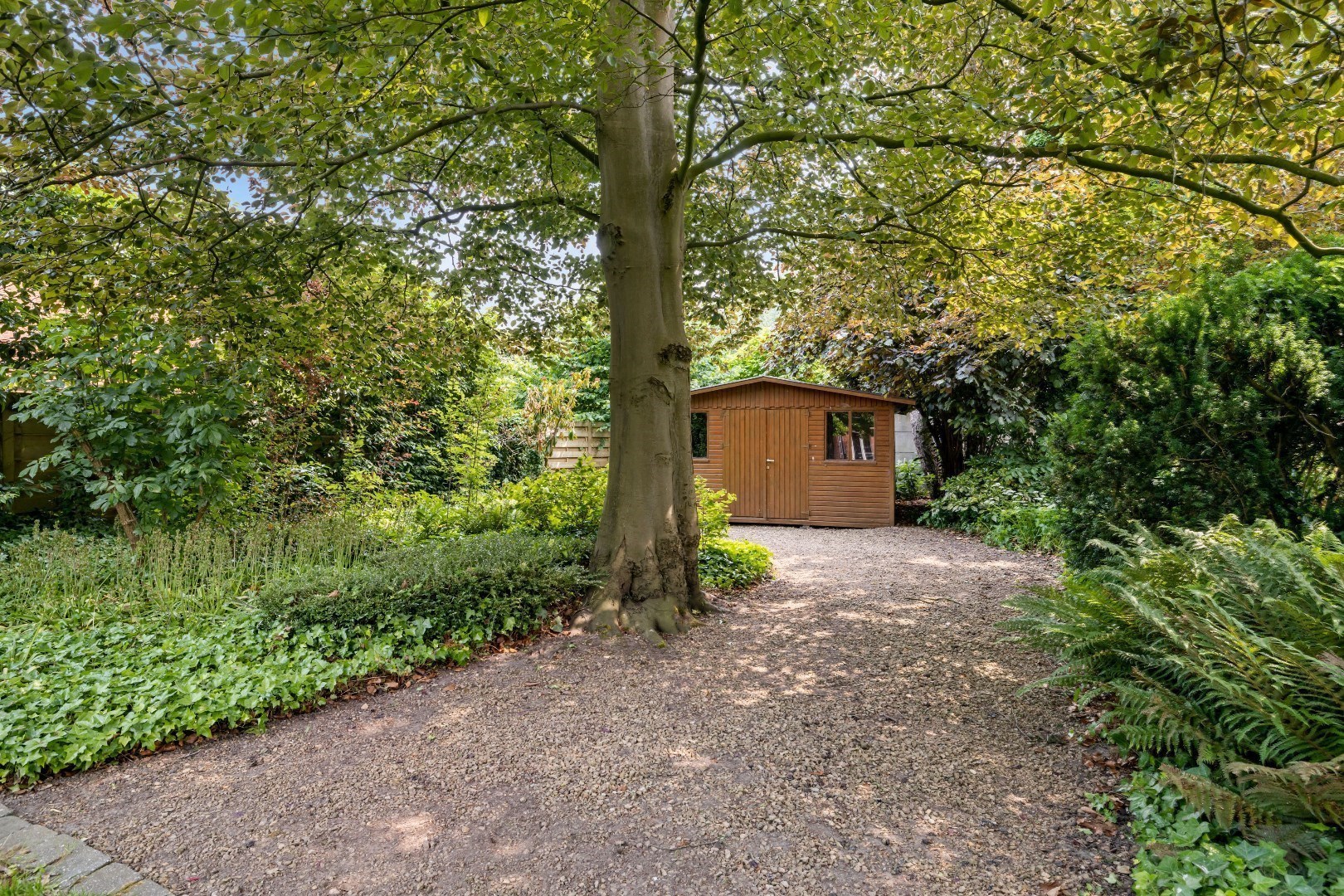 Statige burgerwoning met bureau, 5 slaapkamers, garage, carport en tuin in het centrum van Sint-Gillis-Waas - goed gelegen ruime woning met veel potentiëel - foto 5
