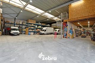 Deze instapklare woning met zeer ruime loods is ideaal voor wie op zoek is naar voldoende ruimte.De woning is vlot bereikbaar via verschillende...