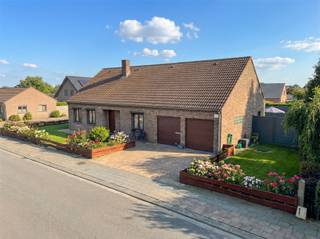 Cette maison unifamiliale de caractère soignée, avec une superficie habitable de 169 m² et offrant une largeur de façade de pas moins de 17...