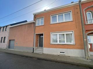 Pal in het centrum van ons lieflijke Overwinden, treffen we deze ruime gezinswoning met uitbreidingsmogelijkheden en eigen atelier!<br /><span>Bent u op zoek naar een woning met échte groeimogelijkheden en ruimte voor uw hobby? Deze charmante woning biedt het beste van twee werelden: een comfortabel thuis én een zee aan potentieel.</span><br />Troeven van de woning:
<ul>
<li><span>Veel ruimte om uit te breiden: Of u nu droomt van een extra slaapkamer, een grotere leefruimte , fitnessruimte of een thuiskantoor; dankzij de beschikbare ruimte en flexibele indeling kunt u deze woning volledig laten meegroeien met uw plannen.</span></li>
<li><span>Handige atelierruimte: Voor de handige harry of creatieve doe-het-zelver is er een compacte, functionele werkplaats aanwezig. Perfect voor klusprojecten, stockage van materiaal of als creatieve studio.</span></li>
</ul>
Kortom, een woning boordevol potentieel waar u direct kunt intrekken, maar ook uw eigen stempel op kunt drukken. Maak snel een afspraak voor een bezichtiging!<br />Afspraken via 011/361919 of info@pierco.be.<br />Welkom!