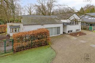 <p>U betreedt de woning via een royale inkomhal met apart gastentoilet, die toegang geeft tot een eerste ingedeelde leefruimte. Aansluitend bevindt zich een tweede, bijzonder lichtrijke leefruimte die via een deur kan worden afgesloten en geniet van een prachtig zicht op de tuin. Verder vindt u een praktische bureauruimte en eethoek. Beide leefruimtes sluiten aan op de riante, volledig geïnstalleerde keuken, uitgerust met oven, microgolf, koelkast en tal van ingemaakte kasten. Op de eerste verdieping bevinden zich twee slaapkamers van ca. 11 m², een aparte dressing/berging, een apart toilet en een badkamer met bad, douche en dubbele lavabo. De masterbedroom met walk-in dressing biedt een aangenaam uitzicht over de tuin. De -1 verdieping beschikt opnieuw over twee slaapkamers van ca. 11 m², een apart toilet en een berging. Hier bevindt zich tevens een tweede masterbedroom met en-suite badkamer.<br /><br />Vooraan de woning ligt een ruime oprit, afgesloten met een automatische poort en voorzien van parkeergelegenheid voor meerdere wagens. Naast de woning bevindt zich bovendien een carport voor drie auto’s. Achteraan geniet u van een riante tuin van ca. 2035 m² met een omheind ingebouwd zwembad.<br /><br />Bijgebouw: Het bijgebouw (2019) is volledig ingericht en omvat op het gelijkvloers een leefruimte met open keuken, een apart toilet, een badkamer met dubbele lavabo en inloopdouche en een eerste slaapkamer. Op de eerste verdieping bevinden zich een tweede toilet en nog twee ruime slaapkamers.<br /><br />Extra:<br />- 15 zonnepanelen<br />- EPC-klasse C (GEEN renovatieverplichting!), AREI = conform!<br />- Watertoets: P-score A, G-score A. Niet gelegen in mogelijks of overstromingsgevoelig gebied, niet gelegen in afgebakend overstromingsgebied of afgebakende oeverzone, niet gelegen in risicozone overstromingen <br />- Wg, Vg, Gvkr, Gmo, Gvv. <br />- Niet opgenomen in maatregelenregister<br /><br />Nabij school, winkels, autosnelweg, openbaar vervoer, etc. Voor meer info ga naar www.coenenvastgoed.be of bel 03/375.82.92</p>