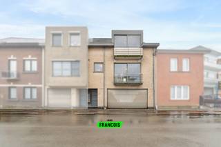 Bent u op zoek naar een interessante investering te koop in Dilbeek? Deze verzorgde opbrengsteigendom combineert een sterke huurwaarde met een uitstekende ligging. Het gebouw uit 2006 is gelegen in een aangename buurt in Dilbeek en omvat drie volwaardige eenheden met buitenruimte.<br /><br />Op het gelijkvloers bevindt zich een ruimte van ca. 63 m², vergund als kantoor maar ingericht en steeds verhuurd als een éénslaapkamerappartement met ruim terras en koer. Deze unit heeft een geschatte huurwaarde van €780 per maand. <br /><br />Op de eerste verdieping vindt u een appartement van ca. 73 m² met twee slaapkamers, terras en balkon, verhuurd aan €1.032 per maand. <br /><br />De tweede verdieping omvat een appartement van ca. 82 m² met twee slaapkamers en balkon, verhuurd aan €1.023 per maand. <br /><br />De totale huurwaarde bedraagt ongeveer €2.830 per maand, wat dit pand in Dilbeek bijzonder interessant maakt.<br /><br />De ligging in Dilbeek biedt een ideale mix van rust en bereikbaarheid, met winkels, openbaar vervoer en verbindingswegen nabij. Daarnaast beschikt het gebouw over een garage met twee staanplaatsen en parkeergelegenheid in de straat.<br /><br />Interesse in deze opbrengsteigendom te koop in Dilbeek? Vraag vandaag nog uw bezoek aan via Immo Francois.<br /><br />Woning verkopen in Dilbeek? Vraag je gratis schatting aan bij Immo Francois via meire@immofrancois.be.<br /><br />