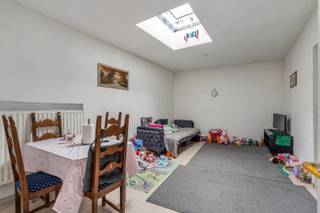 Ontdek dit centraal gelegen appartement met een bewoonbare oppervlakte van ca. 70 m² gelegen in het bruisende centrum van Genk.INDELING: inkomhal,...