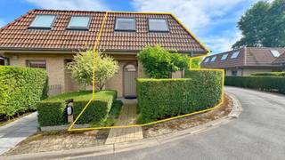 Maison de vacances chaleureuse à quelques pas de Plopsaland De Panne !<br /><br />Hall d'entrée, salon lumineux, cuisine équipée, trois chambres, salle de bains avec baignoire, lavabo et toilette, débarras, toilette séparée et terrasse.<br /><br />Possibilité d'acheter le parking (P4) pour 20.000,00€<br /><br />Idéal comme résidence secondaire ou comme investissement<br /><br />PEP : 298 kWh / (m² an) - label C<br /><br />Plus d'info, visite virtuelle et documents sur www.immodepanne.be