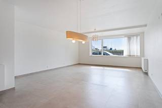 Dit recente gelijkvloerse appartement in Bredene combineert ruimte, comfort en energiezuinig wonen op een toplocatie vlak bij de Spuikom. Gebouwd...