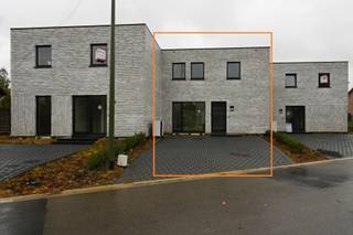 *** OPENDEUR OP 22/11/2025 VAN 10U TOT 12U ***Deze nieuwbouwwoning combineert hedendaags wooncomfort met een vooruitstrevende energie-efficiëntie...