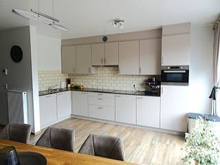 <p>Een gelijkvloers appartement in het centrum van Brecht bestaande uit woonkamer, open en ingerichte keuken (oven, vaatwasser, koelkast, vaatsteen, keramische kookplaat, kastjes), badkamer, 2 slaapkamers, bergplaats/wasplaats, ondergrondse garagebox, tuin met terras.</p>