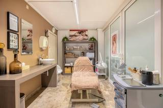 Het handelspand (228m²): Een lichtrijke winkelruimte met grote etalage, volledig gerenoveerd in 2017. Ideaal voor retail, een vrij beroep of praktijkruimte. Voordeel is dat er nu 6 aparte kabines zijn die voor veel doeleinden gebruikt kunnen worden.De AppartementenEerste Verdiep (150 m²): Een luxueus gerenoveerd appartement met 3 slaapkamers, badkamer, ingemaakte kasten en een fenomenaal zonneterras van 12 m².Tweede verdiep (100 m²): Een instapklaar appartement met 2 slaapkamers en een stijlvolle badkamerAlle drie de niveau's beschikken ook over airco.Een Strategische Investering Dit pand biedt een unieke mix van onmiddellijke en gegarandeerde inkomsten:Directe opbrengst: Het bovenste appartement is reeds stabiel verhuurd.Directe opbrengst: Het appartement op het tweede verdiep (met nieuwe keuken) kan onmiddellijk verhuurd worden.Toekomst: Het handelspand is beschikbaar uiterlijk op 01/07/2027. Tenzij anders wordt overeengekomen.Dit is een zeldzame opportuniteit met diverse inkomstenstromen op een A-locatie.EPC: 112 kWh/m² / UC: 2349357EPC: 155 kWh/m² / UC: 3101837EPC KNR: B / UC: 3717137