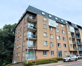 In residentie Cypres bevindt zich dit verzorgde 2-slaapkamerappartement op de tweede verdieping, rustig gelegen aan de achterzijde van het gebouw. Met een bewoonbare oppervlakte van 71 m², een praktische indeling en een rustige, groene ligging biedt dit appartement een aangename woonomgeving op een uitstekende locatie.<br /><br />Via de inkomhal komt u in de leefruimte met open keuken. Aansluitend bevindt zich een gezellig terras waar u kunt genieten van een mooi uitzicht op het omliggende groen. Verder beschikt het appartement over twee volwaardige slaapkamers, een badkamer met ligbad en een apart toilet.<br /><br />De ligging is een absolute troef. U woont hier in een rustige buurt, op wandelafstand van het Provinciaal domein, met een vlotte verbinding naar de autosnelweg en op fietsafstand van het centrum en station van Leuven. <br /><br />Bij het appartement hoort een ondergrondse autostaanplaats, die inbegrepen is in de vraagprijs. Met een EPC-label B (106 kWh/m²/jaar) is het appartement bovendien energiezuinig. In december 2021 werd een nieuwe condenserende gasketel geplaatst (voor verwarming en de productie van warm water). De elektrische keuring is conform en het asbestattest vermeldt dat er geen asbest aanwezig is. EPC, asbestattest, elektrische keuring en bodemattest kunnen worden geraadpleegd via volgende link: https://smallpdf.com/nl/file#s=f03e1d6a-83d3-433c-8fd0-1010fa6a1e5b<br /><br />Het appartement is momenteel verhuurd sinds 15 december 2018, samen met de autostaanplaats, aan een maandelijkse huurprijs van € 1.037. De maandelijkse syndicuskosten bedragen € 114.<br />Bezichtiging enkel mogelijk na afspraak.<br /><br />Immokantoors worden uitdrukkelijk verzocht geen contact op te nemen.<br />