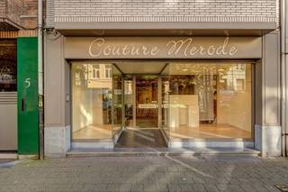 INDELINGGELIJKVLOERSVoormalige kledingzaak met een etalage van 6m breed, voorzien van een veiligheidsluik. De winkel is uitgerust met enkele...