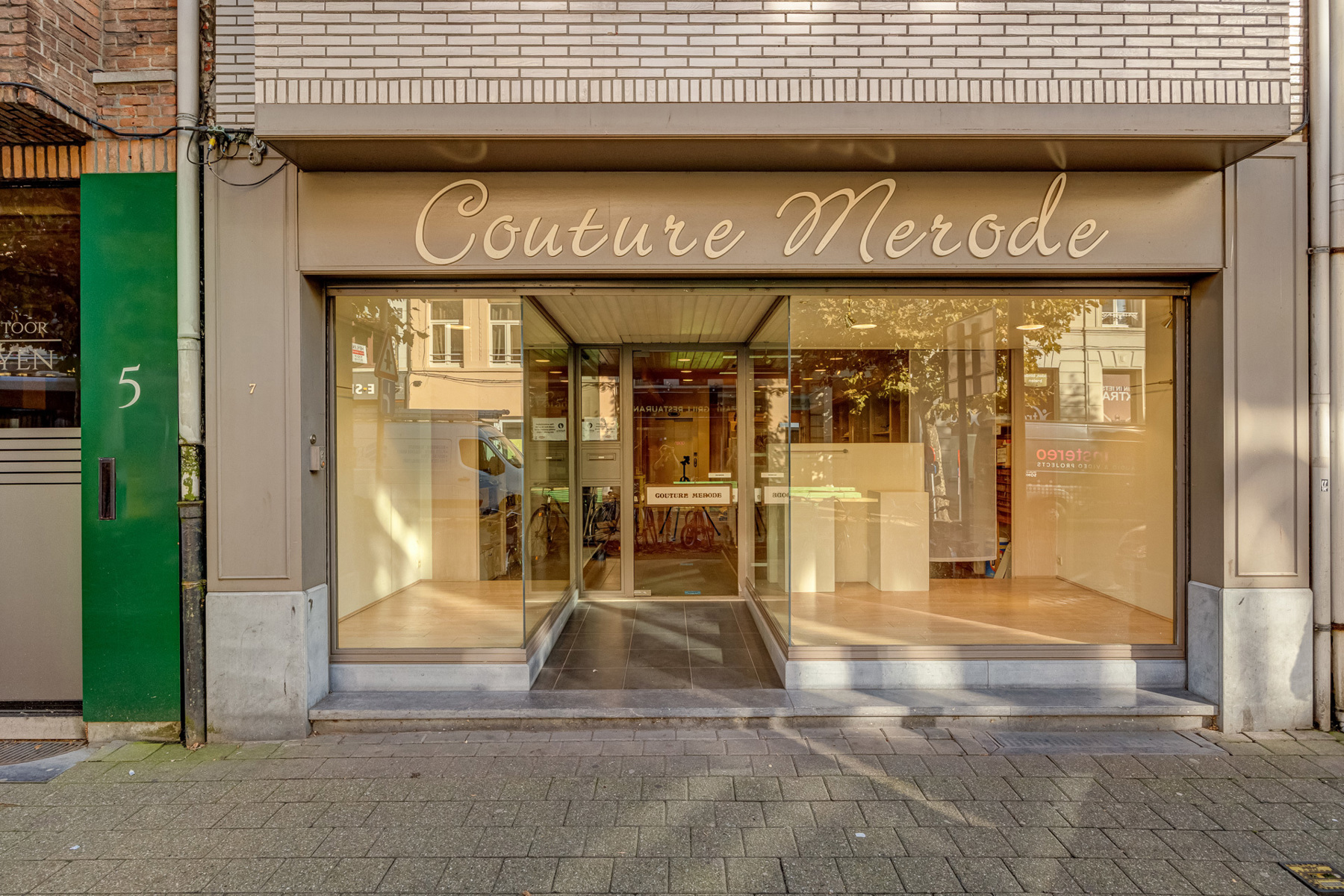 Een ruim handelspand met bovengelegen woning gelegen aan de Zeshoek in Turnhout.  - foto 2