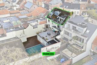 Midden in het centrum van Poperinge bevindt zich dit instapklare appartement met drie slaapkamers, gelegen op de derde verdieping van een kleinschalige residentie.<br /><br />De inkomhal geeft toegang tot een lichtrijke leefruimte met open keuken, drie slaapkamers, een badkamer, een praktische berging en een apart toilet. Via een plooitrap bereik je de zolder, ideaal als extra opslagruimte.<br /><br />Verder beschikt het appartement over een ruime kelderberging en een eigen carport — een absolute troef in het stadscentrum!<br /><br />Kortom: een verzorgd en instapklaar appartement op wandelafstand van winkels, scholen en openbaar vervoer!<br /><br />Met behulp van AI hebben we enkele ruimtes leeggemaakt.<br /><br />Technische kenmerken:<br /><br />- EPC: label D<br /><br />- Elektrische keuring: in aanvraag<br /><br />- Centrale verwarming op gas<br /><br />- Lift aanwezig in het gebouw<br /><br />