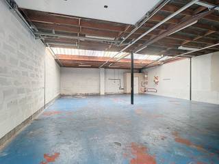 In Denderleeuw bevindt zich deze ruime loods van 130 m², ideaal voor opslag of andere doeleinden. De loods is voorzien van elektriciteit en water,...