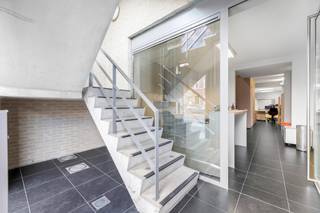 Gelegen op een centrale en goed bereikbare locatie in Heverlee bevindt zich dit moderne en architecturaal vormgegeven gebouw (2010) met een eigentijdse uitstraling. Het kantoorgedeelte betreedt u via een verzorgde inkomhal met maatkasten en een stijlvol onthaalmeubel, die overgaat in een ruim en lichtrijk open kantoorlandschap. Verder zijn er een praktische kitchenette en gescheiden sanitaire voorzieningen (M/V) aanwezig.<br /><br />Op de eerste verdieping vindt u een afzonderlijk, ruim kantoor en een vergaderruimte, ideaal voor gefocust werk of discrete besprekingen.<br /><br />Het kantoor is beschikbaar vanaf 1 mei en wordt aangeboden aan €2.100 per maand.<br /><br />De ligging vormt een sterke troef, met een vlotte aansluiting op de E40 en E314, een goede bereikbaarheid met het openbaar vervoer en voldoende parkeergelegenheid in de onmiddellijke omgeving.