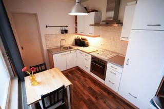 Lichtrijke studio op toplocatie – instapklaar en uitstekend bereikbaar<br /><br />Deze charmante studio is gelegen op een centrale ligging in Gent, vlak bij het centrum, Bourgoyen-Ossemeersen, winkels en openbaar vervoer. Ideale combinatie van rust en bereikbaarheid.<br /><br />Gelegen op de eerste verdieping van een kleine residentie met een lichtrijke leefruimte/slaapruimte, ruime keuken en badkamer met douche en toilet. Extra bergruimte is voorzien via een private kelder en een berging onder de trappenhal. <br /><br />Met een totale oppervlakte van ca. 64 m² (inclusief bergruimtes) is dit appartement volledig instapklaar. Bovendien werden er de afgelopen jaren verschillende verbeteringen uitgevoerd:<br /><br />Recente vernieuwingen:<br /><br />- Achtergevel geïsoleerd (2023)<br />- Raam aan de voorgevel vervangen door PVC met driedubbel glas met akoestische folie (2024)<br />- Nieuwe gascondensatieketel met thermostaat (eind 2025)<br />- Voorgevel opnieuw gevoegd en waterwerend behandeld (2025)<br />- Keuken met manueel bedienbare ventilatie-unit<br />- Inclusief vliegenramen<br /><br />Uitstekende bereikbaarheid<br />- Busverbinding in de straat<br />- ±10 minuten fietsen naar Gent-Sint-Pieters station<br />- ±10 minuten fietsen naar de Kouter<br />- ±10 minuten wandelen naar Bourgoyen-Ossemeersen<br /><br />Extra troeven<br />- Volledig instapklaar<br />- Interessant als lange termijn investering (verhuur aan studenten of starters)<br />- Geen syndicuskosten<br />- Individuele meters per verdieping<br /><br />Dit appartement is ideaal als comfortabele woonst voor een alleenstaande, jong koppel of als investeringspand.<br /><br />Plan uw bezoek via e-mail: bryandevreese@hotmail.be<br /><br />Geen interesse in verkoop via vastgoedmakelaar