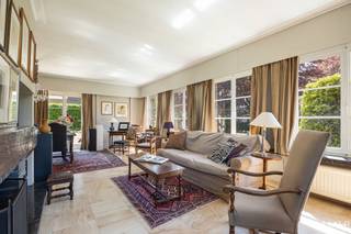 In het landelijke Vosselare, deelgemeente van Deinze, ligt deze charmante, karaktervolle villa uit 1975 op een perceel van ca. 1.073 m², met...