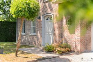 <h2><span>Charmante vrijstaande villa met 4 slaapkamers, poolhouse, buitenkeuken en dubbele garage op een toplocatie in Halle-Zoersel</span></h2><p><span>Op een rustige en bijzonder gegeerde locatie in Halle-Zoersel bevindt zich deze verzorgde vrijstaande villa, waar ruimte, comfort en gezelligheid centraal staan. De woning is gelegen op een mooi perceel en biedt een ideale combinatie van rustig wonen, een uitstekende bereikbaarheid en alle dagelijkse voorzieningen in de onmiddellijke omgeving. Dankzij de nabijheid van winkels, scholen, openbaar vervoer en belangrijke verbindingswegen geniet u hier van een bijzonder aangename woonomgeving.</span></p><h2><span>Indeling van de woning</span></h2><p><span>Deze verzorgde vrijstaande woning werd doordacht ingedeeld en combineert ruime leefvertrekken met een praktische gezinsindeling. Dankzij de grote raampartijen geniet elke ruimte van een aangename lichtinval.</span></p><h3><span>Gelijkvloerse verdieping</span></h3><p><span>Via de karaktervolle inkomdeur betreedt u de ruime inkomhal met vestiaire en een afzonderlijk gastentoilet. De centrale hal vormt het hart van de woning en geeft toegang tot alle leefruimtes alsook de trap naar de eerste verdieping.</span></p><p><span>Aan de linkerzijde bevindt zich de bijzonder ruime leefruimte, bestaande uit een gezellige zithoek en een volwaardige eetkamer. Door de grote raampartijen aan zowel de voor- als achterzijde geniet deze ruimte de hele dag van veel natuurlijk licht en een mooi zicht op de tuin. De woonkamer biedt voldoende plaats voor een groot salon en een royale eetplaats, waardoor het de ideale ruimte vormt om familie en vrienden te ontvangen.</span></p><p><span>Aansluitend bevindt zich de ruime leefkeuken. Deze beschikt over een praktische opstelling met veel werk- en kastruimte en biedt plaats voor een dagelijkse ontbijttafel of eethoek. Vanuit de keuken heeft u rechtstreeks toegang tot het terras en de tuin, waardoor binnen- en buitenleven naadloos in elkaar overvloeien.</span></p><p><span>Grenzend aan de keuken bevindt zich een praktische was- en bergplaats, uitgerust met aansluitingen voor wasmachine en droogkast, technische voorzieningen en extra opbergmogelijkheden. Vanuit deze ruimte is eveneens de tuin bereikbaar.</span></p><p><span>Verder beschikt de woning over een ruime inpandige garage met voldoende plaats voor een wagen, fietsen en bijkomende opslagruimte.</span></p><h3><span>Eerste verdieping</span></h3><p><span>De nachthal geeft toegang tot vier volwaardige slaapkamers.</span></p><p><span>De master bedroom is bijzonder ruim opgevat en biedt voldoende plaats voor een kingsize bed, grote kleerkasten en eventueel een aparte dressinghoek.</span></p><p><span>De tweede slaapkamer is eveneens ruim bemeten en kan perfect dienst doen als kinderkamer, logeerkamer of bureau.</span></p><p><span>Ook de derde slaapkamer beschikt over comfortabele afmetingen en geniet van een aangename lichtinval.</span></p><p><span>De vierde slaapkamer is ideaal als extra slaapkamer, bureau, hobbyruimte of thuiswerkplek.</span></p><p><span>Centraal op de verdieping bevindt zich de ruime badkamer, ingericht met een ligbad, afzonderlijke douche, dubbele wastafel en een tweede toilet. Dankzij de royale oppervlakte kan deze badkamer zonder probleem door een gezin worden gebruikt.</span></p><h3><span>Buitenomgeving</span></h3><p><span>De woning is omgeven door een fraai aangelegde tuin waar rust en privacy centraal staan.</span></p><p><span>Absolute blikvanger is het stijlvolle </span><span>poolhouse</span><span>, dat volledig is ingericht als ontspanningsruimte. Hier bevindt zich eveneens een volledig uitgeruste </span><span>buitenkeuken met ingebouwde barbecue</span><span>, waardoor het een ideale plaats is voor gezellige zomeravonden, familiefeesten of tuinrecepties.</span></p><p><span>Daarnaast beschikt het perceel over een </span><span>extra ruime vrijstaande garage of atelier</span><span>, die tal van mogelijkheden biedt. Deze ruimte is perfect geschikt voor meerdere wagens, een oldtimer, een camper, een zelfstandige activiteit, een hobbyatelier of extra opslag.</span></p><p><span>De ruime terrassen sluiten perfect aan op zowel de leefruimte als de keuken en zorgen ervoor dat de tuin optimaal benut kan worden gedurende het volledige jaar.</span></p><h3><span>Samengevat</span></h3><ul><li><span>Ruime inkomhal met vestiaire </span></li><li><span>Gastentoilet </span></li><li><span>Zeer lichtrijke woonkamer met zithoek en eetplaats </span></li><li><span>Ruime leefkeuken met zicht op de tuin </span></li><li><span>Praktische berging/wasplaats </span></li><li><span>Inpandige garage </span></li><li><span>Vier volwaardige slaapkamers </span></li><li><span>Ruime badkamer met ligbad, douche, dubbele lavabo en toilet </span></li><li><span>Aangelegde tuin met veel privacy </span></li><li><span>Luxueus poolhouse </span></li><li><span>Buitenkeuken met ingebouwde barbecue </span></li><li><span>Extra ruime vrijstaande garage/atelier </span></li><li><span>Oprit met voldoende parkeergelegenheid </span></li></ul><p><span>Deze woning combineert een klassieke, tijdloze architectuur met een bijzonder praktische indeling en een uitzonderlijke buitenaccommodatie. Hierdoor vormt ze de ideale gezinswoning voor wie op zoek is naar ruimte, comfort en een kwalitatieve woonomgeving in het groene Halle-Zoersel.</span></p>