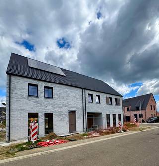 Zoveel meer dan wonen doe je in het Klaphof van Zonhoven. Hier vind je het gemak van een gezellig centrum op enkele minuten wandelen en de puurheid van de natuur op een boogscheut van je woning. Het Klaphof in Zonhoven is een nieuwe woonomgeving ideaal gelegen in de nabijheid van de E314 vlakbij Hasselt of Genk. Alle percelen zijn ruim om zowel een aangename woning als tuin te voorzien. Deze eigentijdse halfopen bebouwing met zonnepanelen en BEN-certificaat is te koop. Het is een goed gelegen 3-slaapkamer woning met heel wat ruimte en wooncomfort. Deze woning spreekt zowel jonge koppels, gezinnen, nieuw samengestelde gezinnen en medioren aan. Deze woning wordt volledig sleutel-op-de-deur gebouwd, met materialen die jij samen met onze binnenhuisarchitect kan kiezen.<br /><br />Indeling:
<ul>
<li>Gelijkvloers: garage, tuinberging, inkom, wc, leefruimte, eetkamer met open keuken en berging</li>
<li>Eerste verdieping: 3 slaapkamers, dressing, technische berging en een badkamer</li>
<li>Zolder: afwerking nog niet voorzien.</li>
</ul>
De troeven:
<ul>
<li>Perceel van 3a 14ca.</li>
<li>Inclusief zonnepanelen </li>
<li>Prijs: 552.687,00 € inclusief kosten; (Inbegrepen kosten zijn: notariskosten, grond, registratie rechten, architect, EPB, veiligheidscoördinator, BTW).</li>
<li>Bouwen op maat met Splendid</li>
</ul>
ℹ️ Wens je meer informatie of een afspraak? Bel ons dan nu op het nummer 011 45 82 30<br />💻 Meer projecten? Surf naar www.splendid.be. Samen maken we jouw woondroom waar.