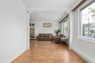 <p>Ruim appartement in het centrum van Mortsel met terras en vlotte bereikbaarheid.</p>

<p>Dit appartement in Mortsel biedt een ideale combinatie van stedelijk comfort en residentieel wonen. Dankzij de centrale ligging bevinden winkels, openbaar vervoer en belangrijke invalswegen zich vlakbij. Tram- en busverbindingen richting Antwerpen en omliggende gemeenten zorgen voor een uitstekende bereikbaarheid. Het appartement beschikt over drie slaapkamers, een aangename leefruimte en een terras, wat het geschikt maakt voor gezinnen of wie extra ruimte zoekt. Een praktische indeling en de nabijheid van alle dagelijkse voorzieningen maken dit appartement bijzonder aantrekkelijk.</p>

<p>Belangrijkste ruimtes:<br />• Inkomhal met ingemaakte kasten en praktische opbergruimte<br />• Lichtrijke woonkamer met aangename leefruimte<br />• Keuken met functionele indeling<br />• Badkamer met inloopdouche<br />• Apart toilet<br />• 3 slaapkamers met diverse gebruiksmogelijkheden<br />• Terras voor een gezellig buitenmoment</p>

<p>Troeven:<br />• Centrale ligging in Mortsel nabij winkels, openbaar vervoer en invalswegen<br />• Uitstekende verbindingen richting Antwerpen en omliggende gemeenten<br />• Ideale combinatie van stedelijk comfort en residentieel wonen</p>

<p>Neem vandaag nog contact op voor meer informatie of een bezoek. JOUW DROOMAPPARTEMENT. ZO GEVONDEN!</p>