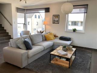 Mooie duplex appartement op de eerste en tweede verdieping.Via de inkomhal waar zich ook het gastentoilet bevindt, komen we in de prachtige woonkamer...