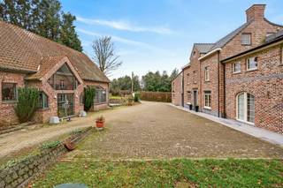 Groene en bosrijke omgevingUnieke combinatie van wonen en horecaVolledig uitgeruste B&B met private woonstRestaurant met extra polyvalente ruimte...