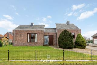 Deze charmante open bebouwing is gelegen in een rustige, residentiële straat in Diepenbeek en bevindt zich op een ruim perceel van maar liefst 11a 35ca. Dankzij de gunstige zuidoriëntatie geniet u hier de hele dag door van zonlicht. De ligging combineert rust met een vlotte bereikbaarheid van scholen, winkels en belangrijke verbindingswegen.<br /><br />De woning werd opgetrokken in 1980 en onderging doorheen de jaren enkele belangrijke renovaties. Zo werden in 2010 het dak vernieuwd en zonnepanelen geplaatst, en werd in 2020 een pelletkachel geïnstalleerd. De solide structuur vormt een sterke basis voor wie de woning verder naar eigen smaak wil opfrissen.<br /><br />Binnenin ontdekt u een split-level indeling met heel wat potentieel. De lichtrijke leefruimte van 24 m² straalt gezelligheid uit, mede dankzij de aanwezige pelletkachel. Hier creëert u moeiteloos een warme thuis waar het aangenaam vertoeven is, zowel overdag als ’s avonds.<br /><br />Aansluitend bevindt zich de keuken van 16 m², die tal van mogelijkheden biedt. Door bijvoorbeeld een veranda te integreren en te kiezen voor een kookeiland, kan u deze ruimte omvormen tot een hedendaagse open leefkeuken met een mooi zicht op de tuin.<br /><br />De woning telt drie slaapkamers met oppervlaktes van 20 m², 11,2 m² en 6,7 m². Ideaal voor een gezin, maar ook perfect voor wie nood heeft aan een bureau, dressing of hobbyruimte. Elke kamer geniet van natuurlijk licht en biedt flexibiliteit in inrichting.<br /><br />De badkamer is momenteel functioneel ingericht en biedt, net als de rest van de woning, mogelijkheden tot modernisering. Dit geeft u de kans om alles volledig af te stemmen op uw eigen stijl en comfort.<br /><br />Verder beschikt de woning over een kelder van 30 m², deels ingericht als inpandige garage met plaats voor één wagen. De overige ruimte leent zich uitstekend voor stockage of als hobbyruimte. Daarnaast is er nog een kruipkelder aanwezig.<br /><br />De buitenruimte vormt een absolute meerwaarde. De ruime tuin met zuidoriëntatie nodigt uit tot genieten, of het nu gaat om ontspanning, tuinieren of gezellige momenten met familie en vrienden. Hier ziet u zichzelf al volop genieten van zonnige dagen.<br /><br />Met 13 zonnepanelen en een totaal vermogen van 4.160 Wp draagt de woning bij aan een energiezuiniger verbruik. In combinatie met de reeds uitgevoerde werken is dit een interessante investering met het oog op de toekomst.<br /><br />De ligging is bovendien bijzonder aantrekkelijk: rustig en residentieel, maar toch centraal met een vlotte verbinding naar Hasselt, universiteiten, winkels en ontspanningsmogelijkheden. Een woning boordevol potentieel, klaar om omgevormd te worden tot uw ideale thuis. Bel ons vandaag nog voor een persoonlijke rondleiding. Wij van Swevers Real Estate helpen je maar al te graag verder. tel. 011 255 155. Bron bewoonbare oppervlakte: EPC-verslag.