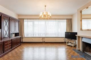 Droomt u van comfortabel wonen op een absolute topligging in Aalst? Dit lichtrijke gelijkvloers appartement bevindt zich midden in het levendige stadscentrum. Winkels, scholen, openbaar vervoer en alle faciliteiten situeren zich op een steenworp afstand. Tegelijk geniet u hier van rust en ontspanning, mede dankzij de nabijheid van het charmante Koningin Astridpark, dat zich letterlijk om de hoek bevindt.<br /><br />Bij het betreden van het appartement komt u in de inkomhal die u verwelkomt en toegang biedt tot de ruime leefruimte. Dankzij de grote raampartijen baadt deze in natuurlijk licht, wat zorgt voor een aangename en open sfeer. Aansluitend vindt u de eetplaats en de praktische keuken, die rechtstreeks toegang geeft tot de privatieve buitenruimte via een schuifraam.<br /><br />Verder telt het appartement 2 volwaardige slaapkamers, ideaal voor zowel eigen bewoning als verhuur. De badkamer is uitgerust met een lavabo en douche. Er is ook een apart toilet voorzien voor extra comfort.<br /><br />Daarnaast beschikt het appartement over een privatieve ondergrondse staanplaats én een kelderberging, beide inbegrepen in de prijs.<br /><br />CV Aardgas /  Dubbel glas / Asbestveilig / (Elektrische) rolluiken / Veiligheidsdeur / Lift aanwezig in het gebouw - toegang kelderberging en private staanplaats … ook financieel zijn er interessante voordelen, zoals de mogelijkheid tot aankoop aan 2% verkooprechten met extra rechtenvermindering van 1.867,00 EURO.<br /><br />Kortom, dit appartement combineert comfort, een uitstekende ligging en een sterk investeringspotentieel in één aantrekkelijk geheel.<br /><br />Laat deze unieke opportuniteit niet aan u voorbijgaan en plan vandaag nog uw bezoek.