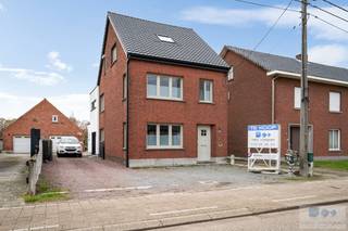 Op uitstekende locatie tussen Itegem en Berlaar-Heikant, bevindt zich deze instapklare gezinswoning met 3 slaapkamers en gezellige tuin op een...