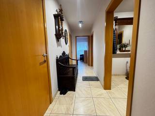 Op een gunstige locatie in Roeselare bevindt zich dit bijzonder ruime en comfortabele appartement met mooi open uitzicht. Het appartement...