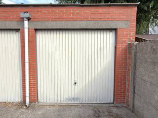 <span>Garagebox (G53) in goede staat, deel uitmakende van een garagecomplex nabij het centrum van Merksem. De garage heeft een oppervlakte van ca. 17m² en is voorzien van een kantelpoort. Zij heeft een lengte van 6,4m en een breedte van 2,7m. Ideaal als (extra) autogarage of bergplaats. </span>