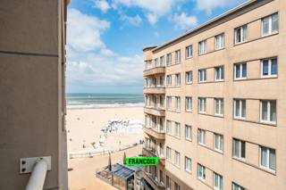 Stap binnen in dit indrukwekkend gerenoveerde appartement van 90 m², waar elk detail met zorg en stijl werd uitgekozen. De afgelopen maanden onderging deze royale 2-slaapkamerwoning een totaalrenovatie 🛠️, uitgevoerd met kwalitatieve materialen en een hoogwaardige afwerking ✨.<br /><br />De open keuken is dé absolute blikvanger 👀 van het appartement. Ingewerkt in een contrasterende wandkast vind je een keramische kookplaat 🍳, vaatwasmachine 🧼, combi-microgolfoven 🔄 en een koel-vriescombinatie ❄️ – allemaal strak geïntegreerd en perfect passend in het stijlvolle interieur.<br /><br />De gekozen zachte aardetinten 🌾 doen denken aan het strand 🏖️ en zorgen meteen voor een ontspannend vakantiegevoel. Vanuit de lichtrijke living kan je zelfs een streepje zeezicht meepikken 🌅!<br /><br />Beide slaapkamers 🛏️ bevinden zich aan de rustige achterzijde van het gebouw. Eén slaapkamer is bovendien voorzien van een eigen wastafel 🚰 – handig en comfortabel. De moderne badkamer beschikt over een wastafel en ruime inloopdouche 🚿.<br /><br />➕ Gemiddelde maandelijkse kosten: € 95<br /><br />➕ Gunstige EPC-score: 177 kWh/m² 🌱<br /><br />➕ Kadastraal inkomen: € 941 💼<br /><br />Dit instapklare pareltje combineert stijl, comfort en ligging – ideaal als tweede verblijf, investering of vaste woonst aan zee! 🌟