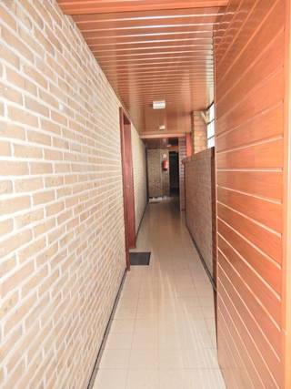 Dit instapklaar duplexappartement met 2 ruime terrassen, ondergrondse staanplaats (te bereiken via Bavikhoofsestraat) en kelderberging is terug te vinden dichtbij het centrum van Kuurne.<br /><br />Indeling:<br />1e V: inkomhal - gastentoilet - ruime en lichtrijke woonkamer met centrale verwarming gas - ingerichte keuken met inductie koken, koelkast, oven, microgolfoven en vaatwas - berging.<br /><br />2e V: 3 slaapkamers - badkamer met douche en lavabomeubel.<br /><br />Algemeen:<br />- EPC 199 - label B<br />- Gerenoveerd in 2025<br />- Parlefoon aanwezig<br />- Voorzien van gordijnen<br />- Geen lift aanwezig<br />- Poetsen van de gemeenschappelijke delen: € 12,50/maand<br />- Vrij vanaf 01/06/2026<br /><br />Huurprijs: € 880/maand + € 20/maand gemeenschappelijke kosten.